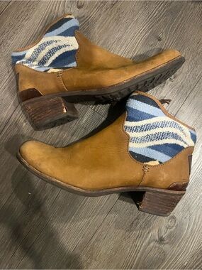 UGG x Pendleton Women's Tan Leather Ankle Boots with Blue Patterned Elastic